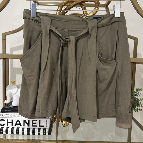 Pleaded Olive shorts - Picture 3 of 11